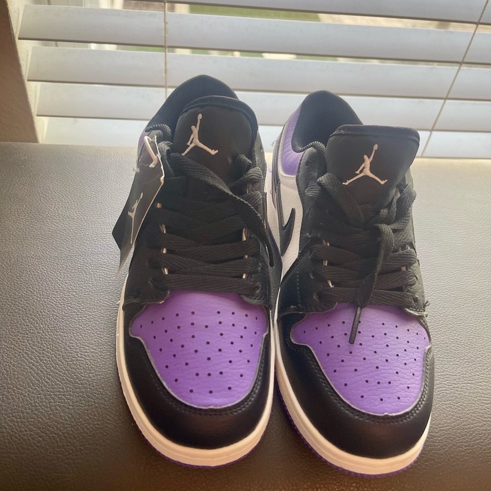 Jordan Men's Black and Purple Sneakers